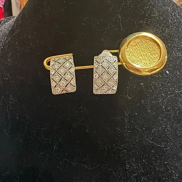Clip‎ earrings - Picture 1 of 3